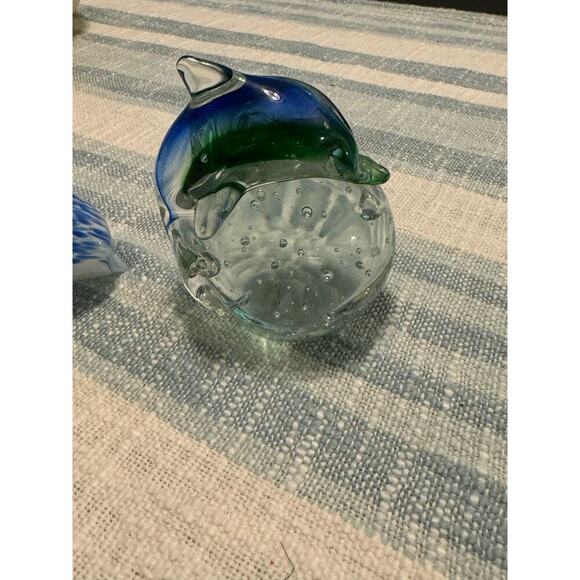 Two glass dolphin paperweights - Picture 4 of 11